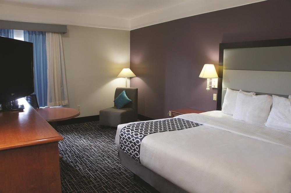 La Quinta By Wyndham Rosenberg Hotel Exterior photo