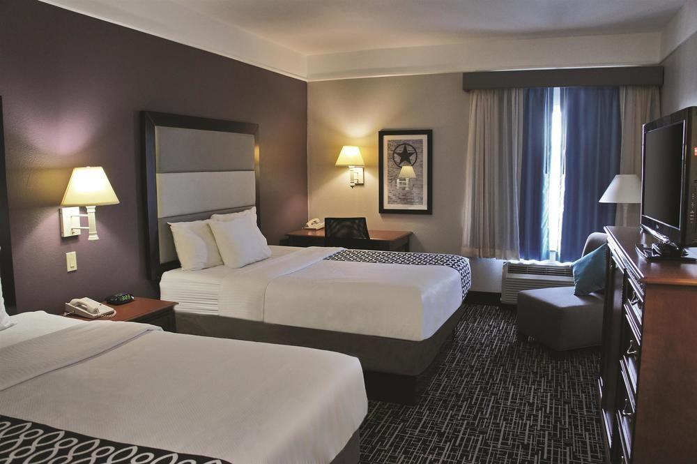 La Quinta By Wyndham Rosenberg Hotel Exterior photo