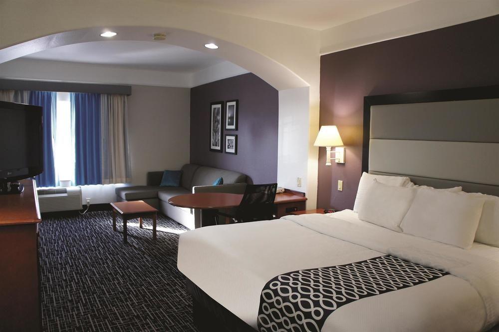 La Quinta By Wyndham Rosenberg Hotel Exterior photo